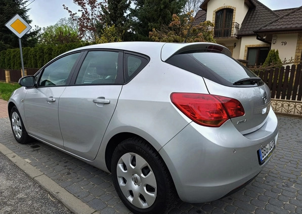 Opel Astra cena 28500 przebieg: 133000, rok produkcji 2010 z Połaniec małe 631